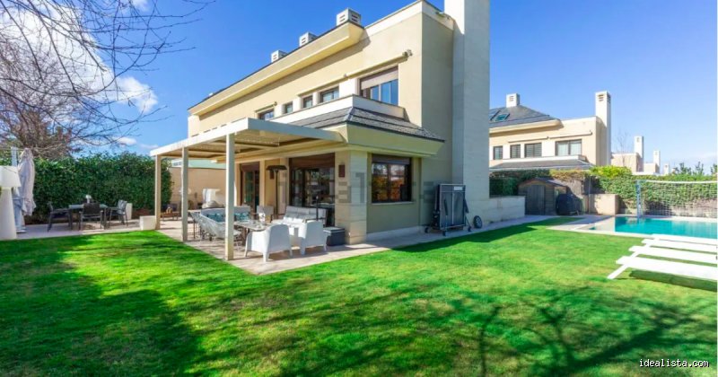 ¿Es mejor comprar una casa unifamiliar o una adosada?